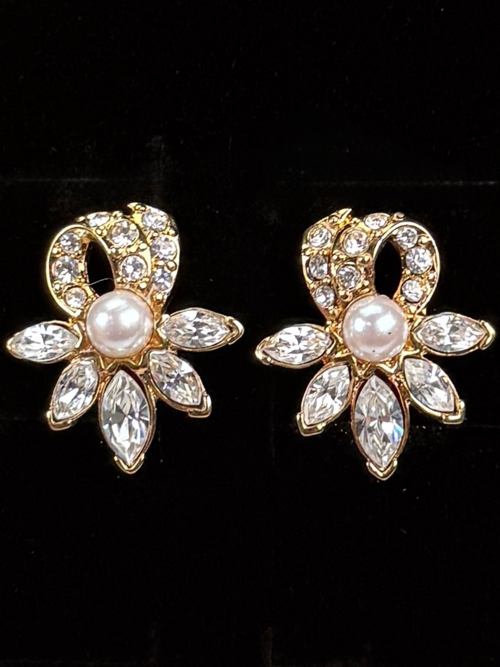 Beautiful, vintage bling faux pearl clip on earrings